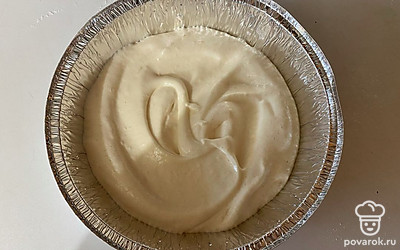 Половину теста распределите по форме для выпекания (у меня одноразовая из фольги).