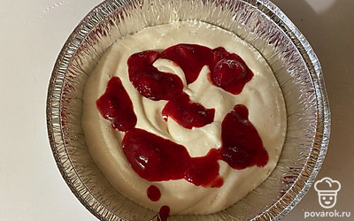 Затем поверх теста распределите клубничное варенье при помощи ложки. 