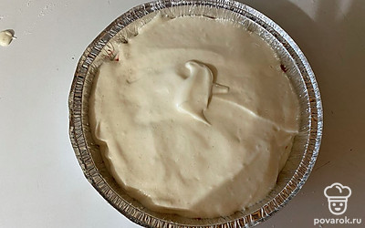 Оставшееся тесто распределите поверх варенья, поверхность теста выровняйте при помощи лопатки.