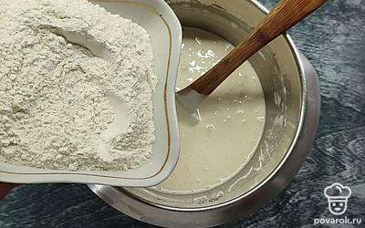 Взбейте яйца с сахаром около 5 минут до пышности. Добавьте сметану и тщательно перемешайте с помощью лопатки. Постепенно вмешайте мучную смесь.