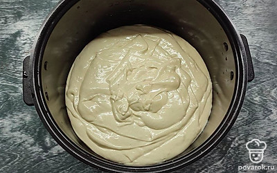 Залейте тесто в форму для запекания или в чашу мультиварки. Выпекайте бисквит 45 минут при температуре 180 градусов. Готовьте в мультиварке 1 час.