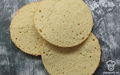 Готовый бисквит разрежьте на 3 части, смажьте любимым кремом и соберите торт. Также подавайте бисквит в качестве самостоятельного десерта к чаю или кофе.