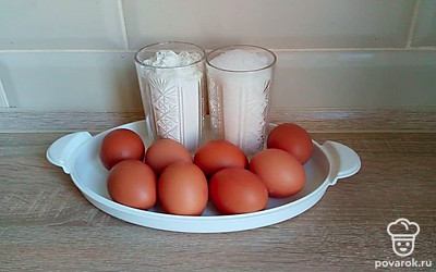 Подготовьте необходимые продукты и форму для выпекания.