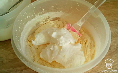 Затем постепенно добавляйте к желткам белки, каждую порцию белков хорошо перемешивайте с желтками. Дно формы застелите пергаментом. Готовое тесто переложите в форму. Выпекайте бисквит при температуре 180 С в течение 20-30 минут. Готовность проверьте шпажкой или спичкой.