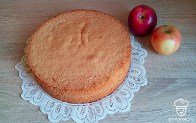 Приготовленные коржи разрежьте на равные части. В качестве крема можете использовать вареную сгущенку и вуаля ваш торт готов. Либо полейте бисквит шоколадным топпингом и присыпьте сахарной пудрой.