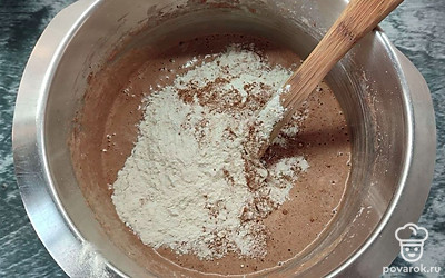 Смешайте яйца с сахаром до однородности. Добавьте какао, растительное масло, разрыхлитель теста, соль и соду. Туда же отправьте муку и кипяток, еще раз тщательно смешайте ингредиенты.