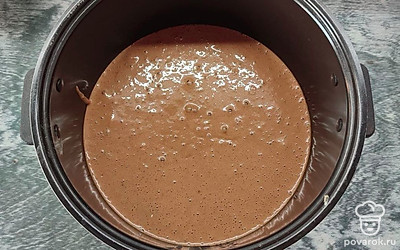 Залейте получившееся тесто в форму для выпечки или в чашу мультиварки. Выпекайте 45 минут при температуре 170 градусов. Готовьте в мультиварке 1 час. Готовность бисквита проверяйте зубочисткой.