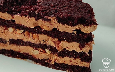 Готовый бисквит остудите, после чего избавьте от формы. Подавайте его в качестве десерта к чаю или кофе, или используйте для приготовления тортов и пирожных, смазав любимым кремом.