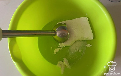 В чашу для сбивания поместите творог и сахар.