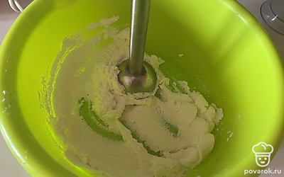 При помощи миксера все чательно перемешайте.