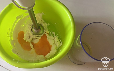 Далее яйца разделите на белки и желтки, желтки добавьте к творожной массе. К белкам добавьте соль.