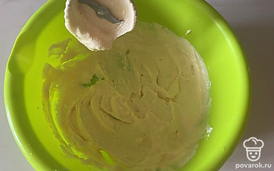 Творожную массу также перемешайте при помощи миксера с желтками.