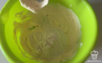 Далее туда же просейте муку.