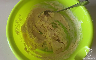 Тесто перемешайте до однородности.