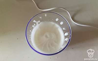 Белки вместе с солью взбейте до пышной пены.