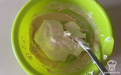 Далее белки соедините с творожным тестом и тщательно перемешайте до однородной массы с помощью лопатки.