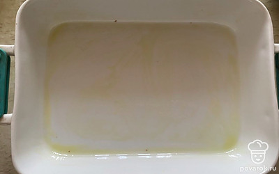 Форму для выпекания смажьте растительным маслом.