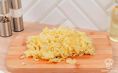 Очистите картофель от кожуры и натрите на крупной терке.