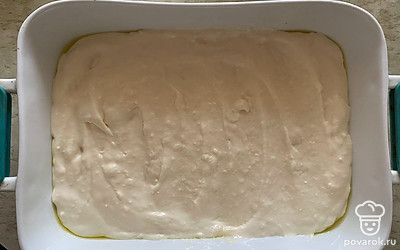 Поместите в неё тесто.