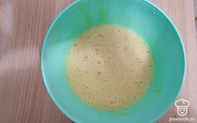 Яйца и сахар смешать и взбить до пены венчиком.