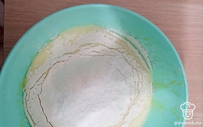 Просеять муку в яично-сахарную смесь. Всыпать разрыхлитель и соль.