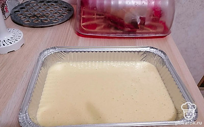 Вылить в форму для запекания, запечь при температуре 170 градусов около получаса. Проверить бисквит зубочисткой на готовность.