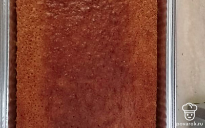 Готовый бисквит выдержать в духовке минут 10 после выключения.