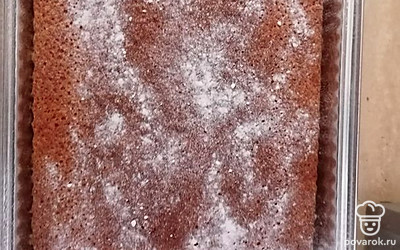 Посыпать сахарной пудрой.