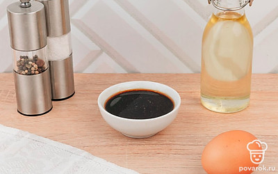 В отдельной посуде перемешайте соевый соус и лимонный сок.