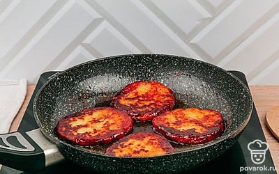 Вылейте растительное масло на сковородку и обжарьте лепешки с обеих сторон до золотистой корочки.