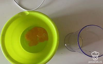 Яйца разделите на желток и белок, разместите их в разные ёмкости.