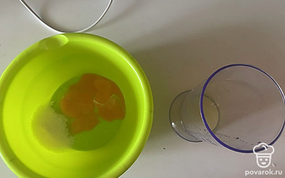 К белку добавьте соль, к желтку сахар.