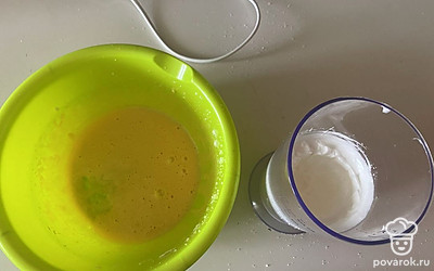 Взбейте белок до плотной пены, а желтки до белёсого цвета.