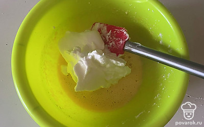 Переместите белок к желткам.