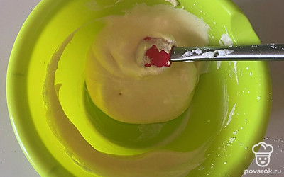 При помощи лопатки все аккуратно перемешайте.