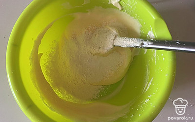 К яичной смеси просейте муку и разрыхлитель. 