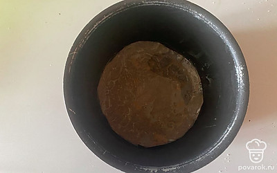 Форму для выпекания смажьте маслом и застелите пергаментом.