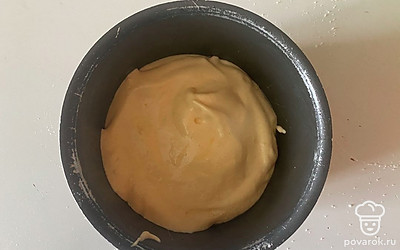 Выложите в форму тесто.