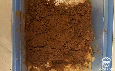 Для коржа: разминаем вилкой банан (берём очень спелый), к нему добавляем яйцо, какао, разрыхлитель и сахарозаменитель (по желанию, мне нравится и без него, за счёт банана сладость есть), все смешиваем с помощью блендера. Подготавливаем форму, смазываем ее растительным маслом, используя силиконовую кисть, выкладываем тесто и отправляем в микроволновку на 5-10 минут, в зависимости от мощности вашего прибора.