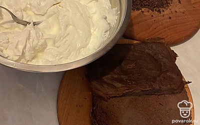 Для крема: смешиваем творог и йогурт. Если творог не мягкий, используем блендер, чтобы не было крупинок. Добавляем сахарозаменитель. Готовый корж остужаем, разрезаем вдоль. Для украшения я использовала тертый шоколад, ещё отличным вариантом, на мой взгляд, являются орехи.