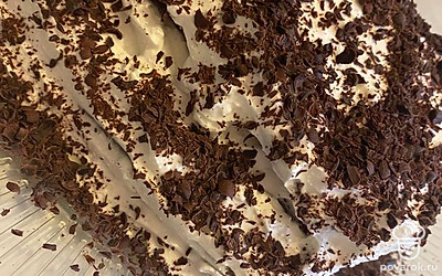 Приступаем к сборке торта. Каждую часть торта смазываем кремом и укладываем друг на друга, сверху тоже мажем кремом и украшаем по вашему вкусу.