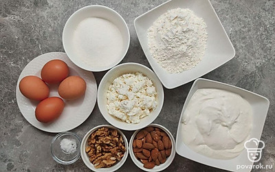 Чтобы бисквит получился достаточно высоким и пышным, используйте небольшую форму диаметром до 20 см.