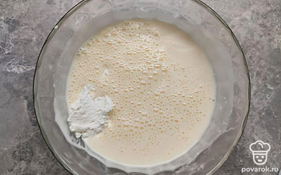 Пробейте творог блендером или протрите через сито, чтобы сделать его более однородным. Затем частями добавьте его к взбитой яичной массе и аккуратно перемешайте деревянной лопаткой или ложкой.