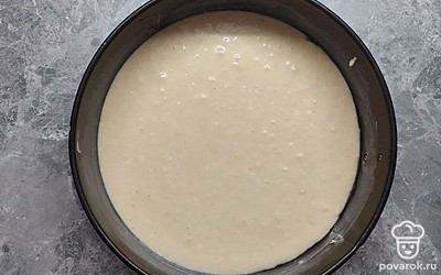 Затем добавьте просеянную муку и снова аккуратно перемешайте. Форму для запекания смажьте маслом и аккуратно выложите в нее тесто.