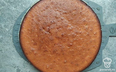 Разогрейте духовку до 180 ℃ и выпекайте бисквит 40 минут до готовности. Проверьте то, насколько пропекся бисквит с помощью шпажки и охладите его, не вынимая из формы.