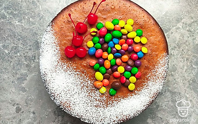 Для приготовления крема взбейте сметану с сахаром до пышной массы. Разрежьте бисквит на две части и промажьте их кремом.