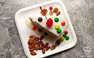 Присыпьте творожный бисквит сахарной пудрой, добавьте орешки и сухофрукты и подавайте к чаю, кофе или какао. Приятного аппетита!