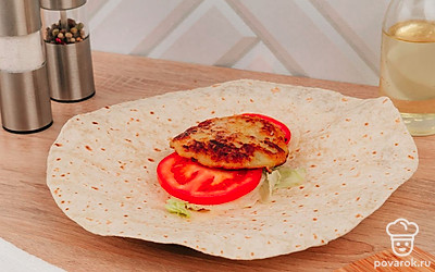 Предварительно порежьте листья салата Айсберг. Выложите на соус салат, помидоры и хашбраун.