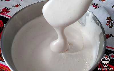 Добавляем муку, вмешиваем аккуратно лопаткой, чтобы масса не осела.