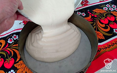 Выливаем массу в подготовленную форму, края формы ничем НЕ СМАЗЫВАЕМ, так бисквит будет равномерно подниматься в духовке, на дно застилаем пергаментную бумагу.